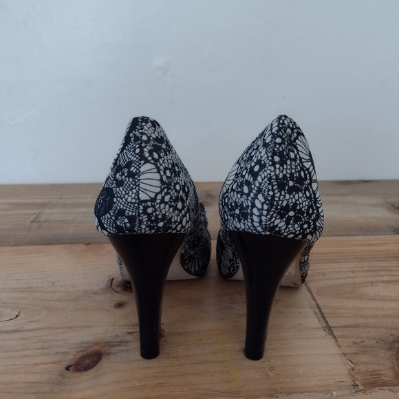 Madden Girl Black & White Kaboby Peep Toe Heels New Size 6.5 - Picture 9 of 14